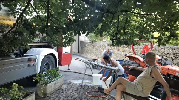 Krajani tudi sami polnijo vodo v plastenke.
