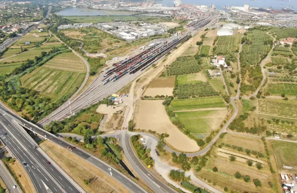 Serminska vpadnica bo potekala severno (na fotografiji desno) od 
koprske železniške postaje.