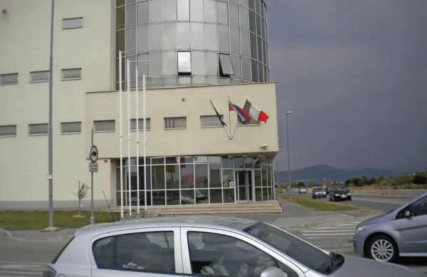 Tudi koprski zapor od zasedenosti “poka po šivih.”