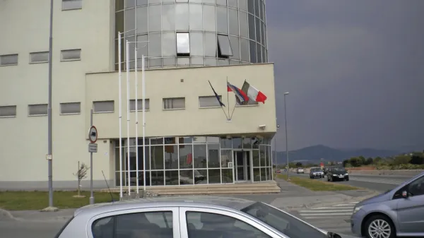 Tudi koprski zapor od zasedenosti “poka po šivih.”