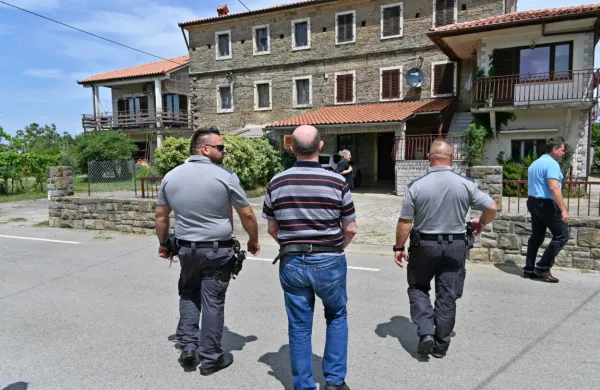 Marina Šavrona so pred desetimi dnevi vklenjenega pripeljali domov na rekonstrukcijo dogodka, v torek
pa je v domačo vas prišel sam in brez lisic.