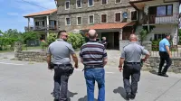 Marina Šavrona so pred desetimi dnevi vklenjenega pripeljali domov na rekonstrukcijo dogodka, v torek 
pa je v domačo vas prišel sam in brez lisic.