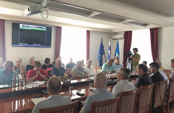Kanalski svetniki so na izredni seji sklenili, da prebivalce Močil  in Gorenjega Polja ne bodo več oskrbovali 
s pitno vodo iz vodarne Močila.  