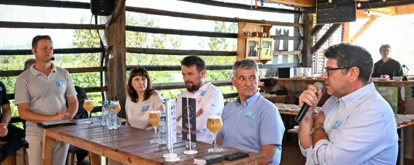 Pod kozolcem v Arji vasi so ob Mednarodnem dnevu piva govorili 
o perspektivah pivovarstva. Prvi z desne je predsednik združenja 
pivovarjev Andrej Sluga iz pivovarne Reservoir Dogs.