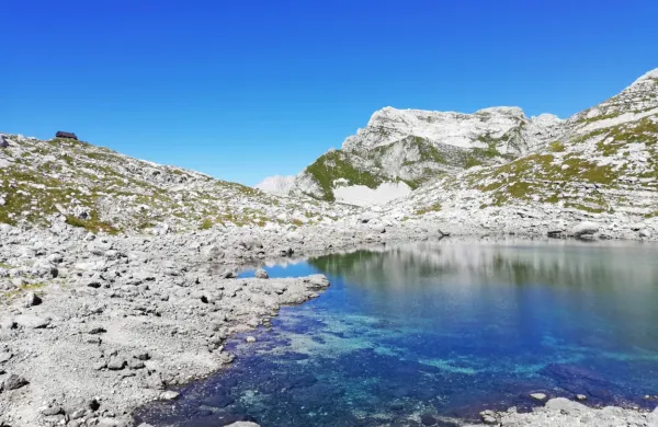 O stanju jezer Triglavskega narodnega parka  sklepajo na podlagi 
opažanj. Na fotografiji je Rjavo jezero.