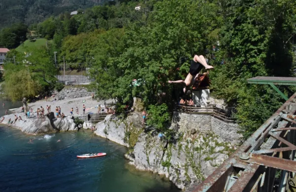 Skakalna sobota v Posočju se je začela s treningom na Slapu ob 
Idrijci na 10-metrski skakalnici. 