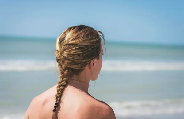 Vročina, sonce in sol lasem odvzamejo vlago in sijaj, zato je zaščita 
še kako pomembna.