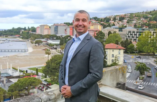 Aleksander Valentin, novi direktor družbe Soline, ki se ukvarja s 
tradicionalno pridelavo  soli na solnih poljih v Krajinskem parku 
Sečoveljske soline. 