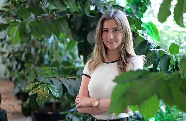 Novogoričanka Katarina Gomboc Čeh je avtorica romana Nihče nikogar ne pozna, ki nagovarja širok krog 
bralcev, tako tiste, ki knjige požirajo samo poleti na plažah, kakor tiste, ki od branja pričakujejo “nekaj več”.
