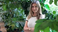 Novogoričanka Katarina Gomboc Čeh je avtorica romana Nihče nikogar ne pozna, ki nagovarja širok krog 
bralcev, tako tiste, ki knjige požirajo samo poleti na plažah, kakor tiste, ki od branja pričakujejo “nekaj več”.