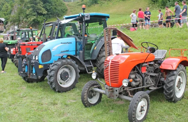 

Po nedavnem traktorskem zboru v Dolenji Trebuši bodo stari in  
novi  delovni stroji te vrste na ogled tudi jutri v Zadlogu. 