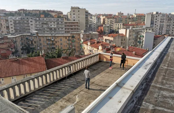 Kdor kupuje stanovanje v turistične namene, izbira predele mesta,  ki so najbolj povezani s središčem, 
z javnim prevozom ali pa so dostopni kar peš.