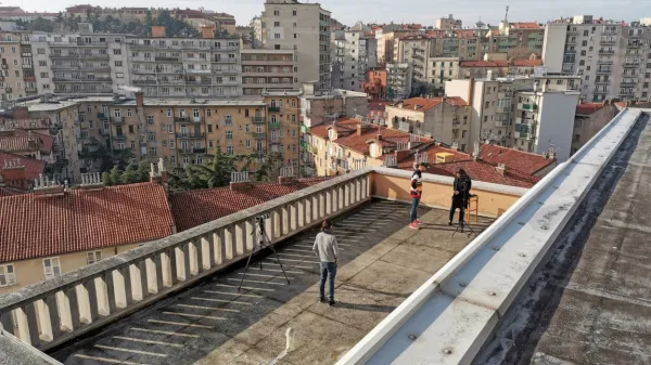 Kdor kupuje stanovanje v turistične namene, izbira predele mesta,  ki so najbolj povezani s središčem, 
z javnim prevozom ali pa so dostopni kar peš.
