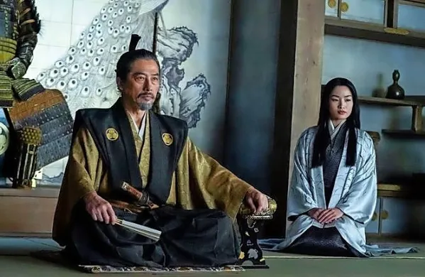 Pretkani regent Yoshii Toranaga (Hiroyuki Sanada) in njegov 
pomemben člen v medkulturni komunikaciji, “prevajalka” Mariko 
(Anna Sawai).