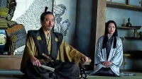 Pretkani regent Yoshii Toranaga (Hiroyuki Sanada) in njegov 
pomemben člen v medkulturni komunikaciji, “prevajalka” Mariko 
(Anna Sawai).