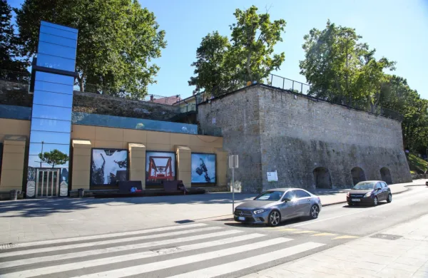 S ploščadi nad dvigalom je mladenič proti materi in hčeri vrgel kot 
jajce velik kamen. 