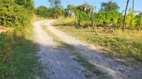 Hišni priključki do javnega kanalizacijskega omrežja potekajo tudi 
čez tuja zemljišča, kar je ponekod velika težava - na primer v 
Ankaranu, kjer naša bralka ne uspe dobiti soglasja zasebnega 
lastnika in ne Sklada kmetijskih zemljišč in gozdov.  