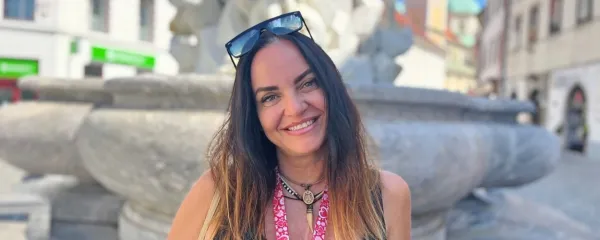 Oriana Girotto je turistična vodnica po Ljubljani za italijanske 
goste.