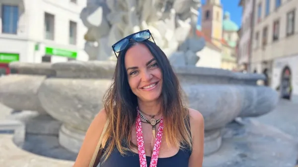 Oriana Girotto je turistična vodnica po Ljubljani za italijanske 
goste.