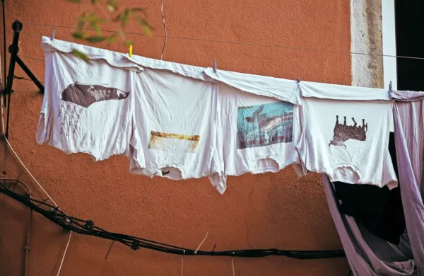  Če kljub pranju na majicah ostane vonj potu, jih namočite v 
alkoholni kis.