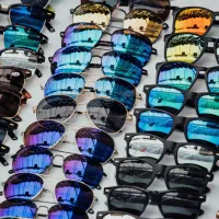  Kakovosten material leče na očalih poskrbi za jasnost slike in 
njihovo življenjsko dobo.

