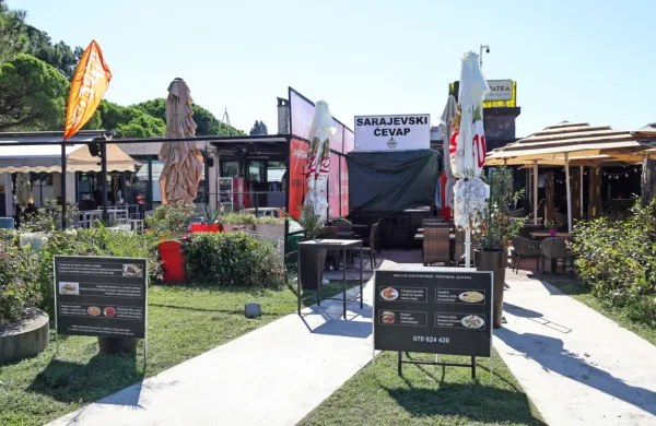 Čevapčiči, ki so jih pekli v premičnem zabojniku lani ...  