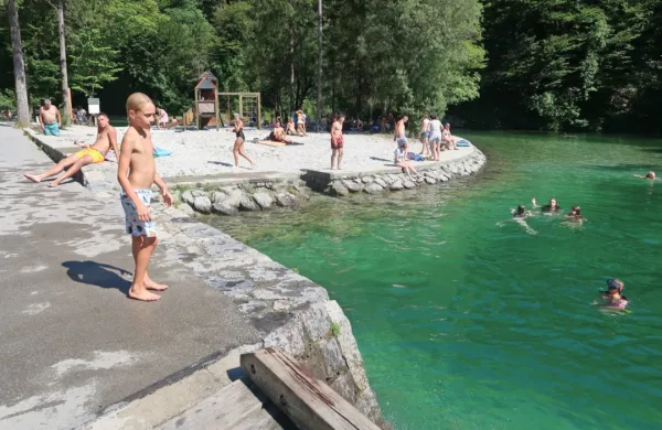 Na razsežnem kopališču v Idrijski Beli so z vikend parkirnino treh 
evrov na uro korenito omejili obisk v vsej poletni sezoni. Za razliko 
od krajev ob Soči, tu skoraj ni bilo upora. 