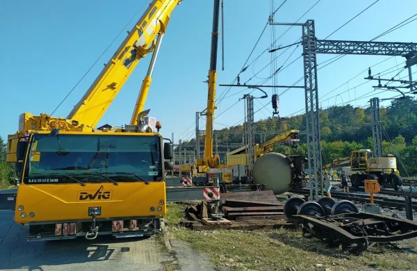 V soboto dopoldne so na postojnski železniški postaji dvignili 
prevrnjeno, takrat že prazno cisterno.