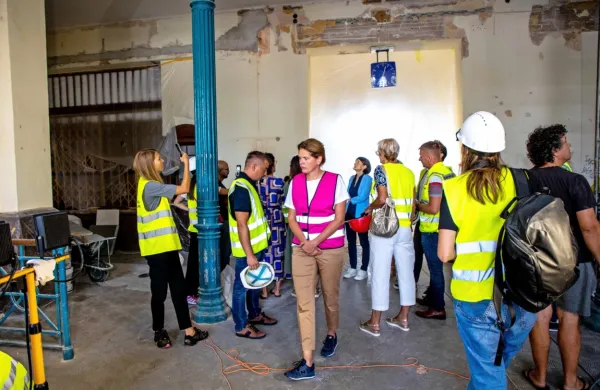 Ministrica za infrastrukturo Alenka Bratušek si je  ogledala gradbišče na železniški postaji v Novi Gorici. 