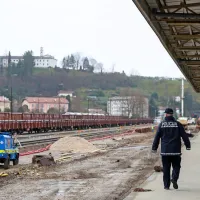 Delo na gradbišču železniške postaje v Novi Gorici je februarja za 
nekaj dni ustavila najdba bomb iz prve in druge svetovne vojne, a 
je izvajalec del zagotovil, da do zamud zaradi tega ne bo 
prihajalo.