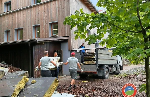 Da bi notranjost Vojkove koče dokončno uredili, redkim aktivnim 
prostovoljcem manjka še nekaj parov pridnih rok, zato vabijo na 
delovno akcijo. 