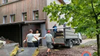 Da bi notranjost Vojkove koče dokončno uredili, redkim aktivnim 
prostovoljcem manjka še nekaj parov pridnih rok, zato vabijo na 
delovno akcijo. 