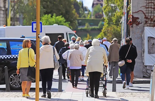 V prostovoljno dodatno pokojninsko zavarovanje je v Sloveniji 
vključenih 61 odstotkov aktivnih prebivalcev, a če pogledamo 
aktivne vplačnike, je bilo lani vanj vključenega zgolj 40 odstotkov 
aktivnega prebivalstva. 