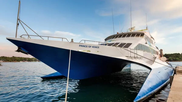 Katamaran Prince of Venice vsako soboto povezuje Piran z 
Benetkami.