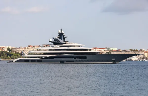 (FOTO) Pri Pulju posneli megajahto, ki jo lahko najamete za 3 milijone evrov na teden