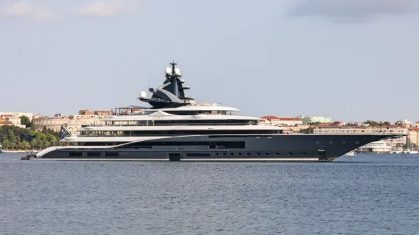 (FOTO) Pri Pulju posneli megajahto, ki jo lahko najamete za 3 milijone evrov na teden