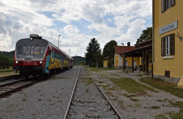 Tovorni promet bodo iz Nove Gorice preselili v Prvačino, kjer pa se 
nadgradnja  železniške postaje zamika. 