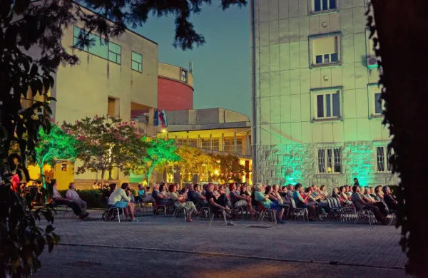 Potujoči Kino Soča - Isonzo bo filmsko poletje sklenil na ploščadi 
Silvana Furlana v Novi Gorici.