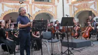 V manjših slovenskih  krajih se po zaslugi slavnega dirigenta 
Georga Pehlivaniana in njegove akademije že šest poletij srečujejo 
z opero. Letos so izvedli Puccinijevo La Boheme.