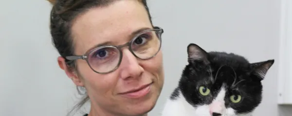 Maja Bogataj  in Simba, muc, ki je “šef”  veterini MH v Kopru, kje je  
našel dom.