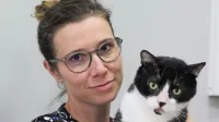 Maja Bogataj  in Simba, muc, ki je “šef”  veterini MH v Kopru, kje je  
našel dom.
