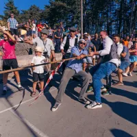 Vlečenje vrvi, starodavni team building, poveže moške v posamezni skupnosti.