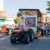 Tradicionalne povorke vozov s prikazom kmečkih opravil so vselej 
lepo sprejete.