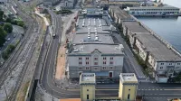 Skladišče 26: V stavbah pred njim bi po načrtih družbe Costim 
lahko uredili hotele. 