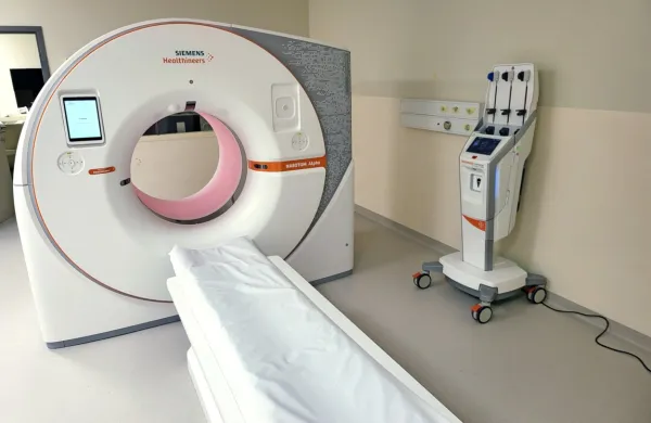 Najnovejši CT aparat - izolska bolnišnica  ga je  kupila z lastnim 
denarjem in s prihranki zanj uredila tudi pripadajočo ambulanto - 
je revolucija na tem strokovnem področju. 