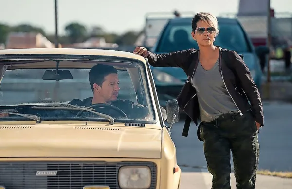 Glavna igralca Mark Wahlberg in Halle Berry se v Piran kakopak 
pripeljeta s stoenko.