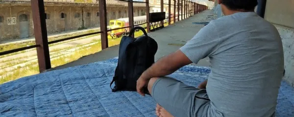  Na balkonu: begunci spijo kar na razpadajočih tleh ob zarjaveli 
ograji

