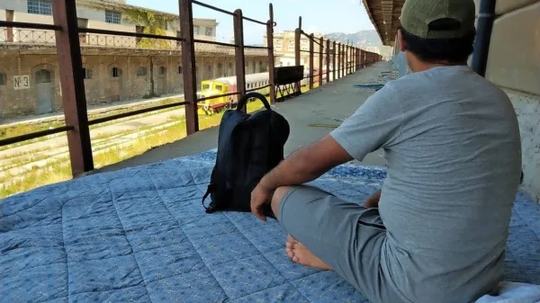  Na balkonu: begunci spijo kar na razpadajočih tleh ob zarjaveli 
ograji

