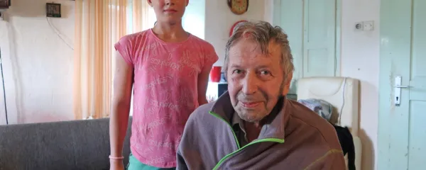 Jože Magajne, ki ga je garaško in inovativno življenje v masorskih 
strminah dodobra izmučilo, z vnukinjo Nežo.