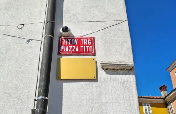 V Kopru so protestno   narobe obrnili 33  historičnih tablic.